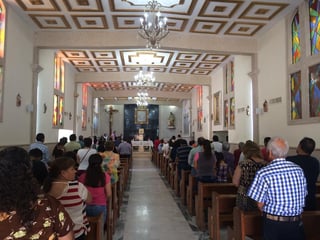 En la iglesia de Nuestra Señora del Refugio se observó una buena asistencia de feligreses que acudieron a misa este domingo. (EL SIGLO DE TORREÓN/VIRGINIA HERNÁNDEZ)