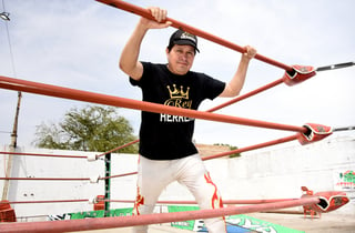 Luis Manuel Montelongo cuenta con 15 años de trayectoria como luchador profesional, manteniéndose en las luchas preliminares, labor que ejerce orgulloso al poder cumplir su sueño de subir al cuadrilátero. (JESÚS GALINDO)
