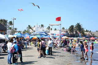 En la imagen se observan algunos turistas en las playas mexicanas que no pudieron seguir las reglas de aislamiento. (EL UNIVERSAL)