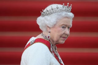 En el palacio de Buckingham trabajan aproximadamente 500 personas y la monarca británica mantiene cercanía con algunos de ellos, por tal motivo, la plantilla de empleados está en observación, dio a conocer el diario argentino 'Clarín'. (ESPECIAL)
