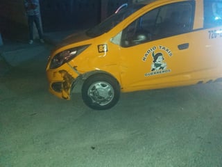 Taxista en estado de ebriedad y con pasajero a bordo, provocó un accidente en el Periférico de Torreón. (EL SIGLO DE TORREÓN)