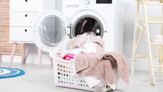 Hay que saber como lavar nuestras prendas de manera adecuada ante un brote de COVID-19.