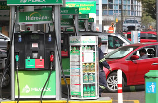 La mayor organización de gasolineros del país, Onexpo Nacional, garantizó el abasto de gasolinas y diésel en el país, por lo que recomendó evitar compras de pánico. (ARCHIVO)