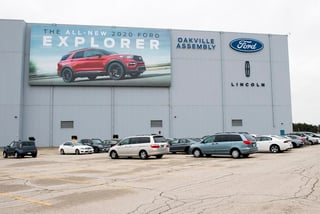 Ford anunció este martes que no reanudará su producción en Estados Unidos, Canadá y México el 30 de marzo, como originalmente había anunciado, ante la magnitud de la pandemia de COVID-19. (ARCHIVO)