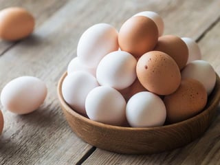 Aunque el kilo del huevo registra alzas desde el principio de año, se ha llegado a vender entre 40 y 46 pesos el kilo en tiendas de autoservicio, tiendas de abarrotes y mercados. (ESPECIAL)
