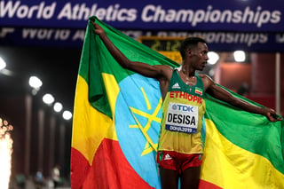 El etíope Lelisa Desis ganó el Mundial de Atletismo en Doha, Catar. (AP)