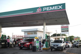 Denuncia la CRE que algunas gasolineras en el país no han bajado el precio de la gasolina, como se indicó. (ARCHIVO) 