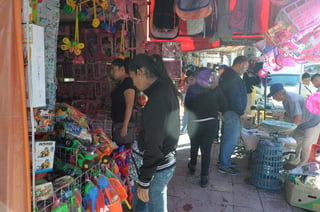 El centro de Matamoros se observa con muchas personas que realizan sus compras, dejando de lado las recomendaciones de las autoridades del Sector Salud. (ARCHIVO) 