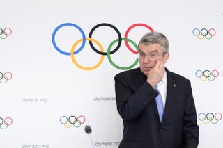  Thomas Bach, encabeza el grupo que optó por aplazar los Juegos Olímpicos a 2021 debido al coronavirus, pero ni siquiera él tiene certeza de su realización. (ARCHIVO)