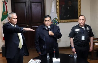 El gobernador del estado de Puebla, Miguel Ángel Barbosa Huerta, dijo en conferencia de prensa que los pobres son inmunes al COVID-19 debido a que los casos asociados a la pandemia son personas “ricas” que viajaron. (ARCHIVO)