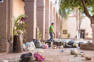 Vecinos de La Carpa acudieron a la presidencia de Lerdo a tirar la basura acumulada en sus hogares. (EL SIGLO DE TORREÓN/VIRGINIA HERNÁNDEZ)