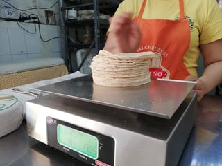 De un precio de venta al público de 17 pesos el kilo, ahora se vende en 18 pesos la tortilla en algunos negocios de Ciudad Lerdo. (EL SIGLO DE TORREÓN/VIRGINIA HERNÁNDEZ)