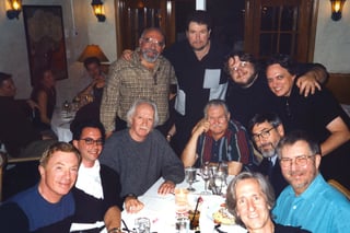 En reunión. Del Toro compartió en su cuenta de Twitter una fotografía con Stuart Gordon. (ESPECIAL)