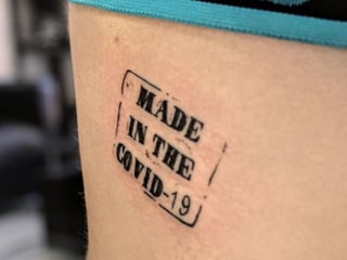 Una chica decidió hacerse un tatuaje por el COVID-19. (EL SIGLO DE TORREÓN)