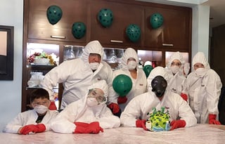 Francisco Xavier Castañedo, nutriólogo y entrenador, festejó su cumpleaños número 27 rodeado de sus familiares y seres queridos disfrazados con trajes protectores de color blanco. (ESPECIAL)