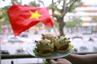 El cocinero Hoang Tung ha creado en sus restaurantes Pizza Home de Hanói una hamburguesa con forma de coronavirus. (EFE)