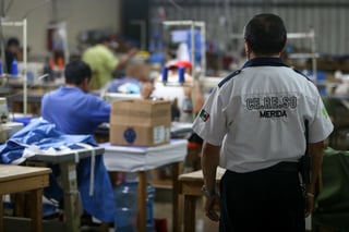 El gobierno de Yucatán informó que las personas privadas de su libertad en el Centro de Reinserción Social (Cereso) de Mérida se dedican a la elaboración cubrebocas, artículo indispensable que ha escaseado a nivel mundial ante el coronavirus. (TWITTER)