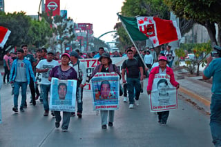 Un juez federal dictó auto de formal prisión contra dos elementos de la Policía Federal Ministerial y un marino por los delitos de tortura, contra la administración de la justicia y abuso de autoridad en el caso de la desaparición de los 43 normalistas de Ayotzinapa. (ARCHIVO)
