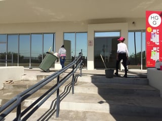 Esta mañana se pudo observar a un grupo de mujeres realizando labores de limpieza al interior de esta nueva institución de salud. (EL SIGLO DE TORREÓN)
