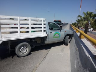La camioneta de la empresa Trash terminó su carrera impactada en el muro de contención del puente. (EL SIGLO DE TORREÓN)
