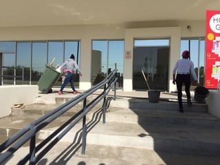 Ayer se observó a personal de limpieza realizando labores de higiene al interior del nuevo Hospital Regional de Gómez Palacio. (EL SIGLO DE TORREÓN/ANGÉLICA SANDOVAL)