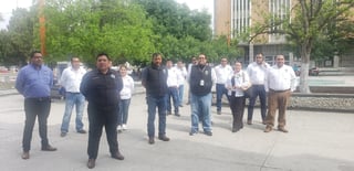 En Piedras Negras, personal del IMSS sale a protestar.