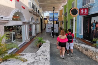 A partir de esta noche de viernes, el gobierno municipal de Cancún ha solicitado a la población no salir a las calles después de las 22 horas y hasta la madrugada, para mantenerse en casa, evitar la propagación del coronavirus SARS-CoV-2, causante de la enfermedad COVID-19 y resguardar su seguridad. (ARCHIVO)