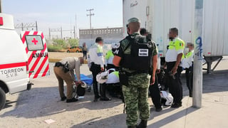 Paramédicos de Cruz Roja trasladaron al lesionado a la clínica del ISSSTE, en tanto que el trailero quedó detenido. (EL SIGLO DE TORREÓN)