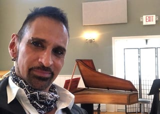 Horacio Daniel Franco Meza, músico y director de orquesta mexicano, destacado en la interpretación de la flauta de pico, anunció a través de sus redes sociales que dio positivo a la prueba de COVID- 19 tras regresar de una gira por Nueva York, epicentro del virus en EUA. (INSTAGRAM)
