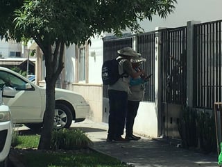 Un chaleco beige, un gafete de identificación, un sombrero y mochila, son la única protección contra el coronavirus, la inseguridad pública y hasta los perros, con la que cuentan miles de entrevistadores del Inegi que aun en contingencia sanitaria recorren las calles del país. (ARCHIVO)