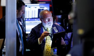 Wall Street cerró este viernes con una caída del 4.06 % en el Dow Jones debido al temor por el avance del COVID-19 en EUA. (ARCHIVO) 