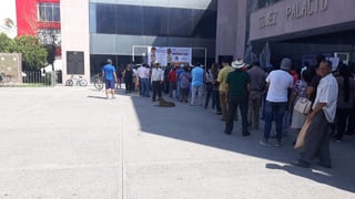 Ayer se generó una aglomeración de personas en la presidencia municipal de Gómez Palacio.
