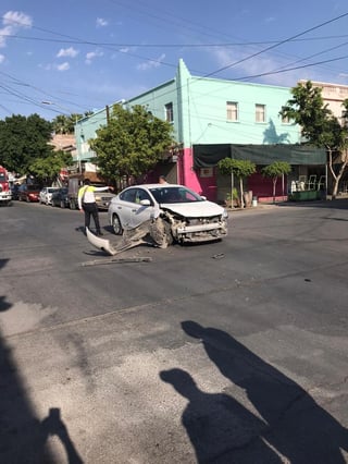 El conductor del Toyota Yaris se atravesó al paso del Nissan Sentra en el crucero de avenida Carranza y calle Blanco.