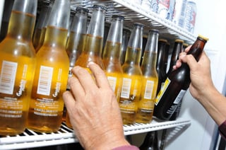 En acuerdo emitido por la autoridad estatal, el titular de la dependencia, Raúl Navarro Gallegos, señaló que se restringirá la venta de bebidas embriagantes en bares, cantinas, restaurantes y centros nocturnos.
(ARCHIVO)