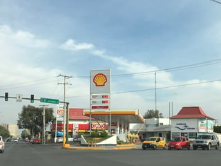 De acuerdo con la Profeco, las estaciones de servicio en la República Mexicana deben bajar el precio de los combustibles. (FABIOLA P. CANEDO)