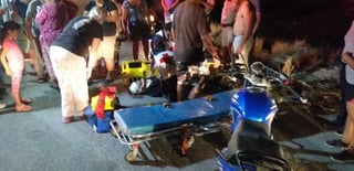 El hombre lesionado viajaba en una motocicleta Dinamo de color azul cuando ocurrió el accidente. (EL SIGLO DE TORREÓN)