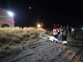El cuerpo del hombre fue localizado a un costado de la carretera tras presuntamente ser arrollado por un vehículo. (EL SIGLO DE TORREÓN)