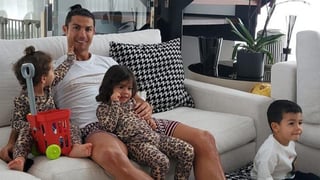 Cristiano Ronaldo está pasando la cuarentena en su país, Portugal, con permiso de su club, el Juventus italiano. (ESPECIAL)