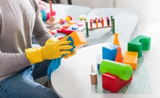 Áreas de juegos, juguetes y objetos con los que se entre en contacto deben de desinfectarse constantemente (ESPECIAL) 
