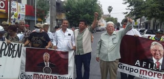 Simpatizantes e integrantes de Morena a nivel local se manifestaron durante hoy lunes en el Palacio Federal de Torreón, reclamaron por la presunta falta de transparencia que existe en la entrega de apoyos sociales de parte del gobierno federal en Coahuila. (ROBERTO ITURRIAGA)