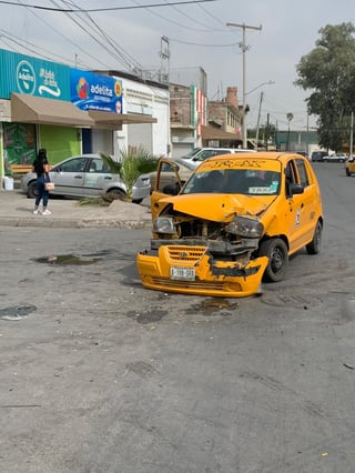 El taxi, de la base Lázaro Cárdenas, presentó daños considerables en todo el frente luego de impactarse contra la camioneta. (EL SIGLO DE TORREÓN)