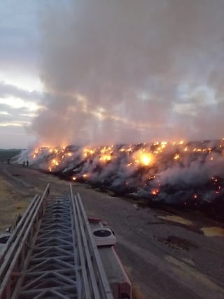El fuego alcanzó cerca de 30 toneladas de alimento para ganado. (EL SIGLO DE TORREÓN)