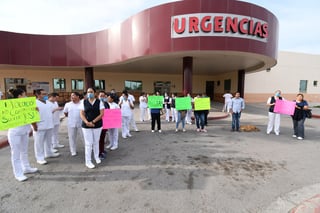 Cerca de 35 enfermeros y enfermeras del Hospital General de Torreón protestaron durante la mañana de ayer. (FERNANDO COMPEÁN)