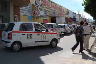Los taxistas se quejan que no salen viajes por el COVID-19 en Lerdo. (ARCHIVO)