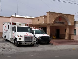 El hombre fue llevado en un vehículo particular a las instalaciones de la Cruz Roja para su atención médica. (EL SIGLO DE TORREÓN)