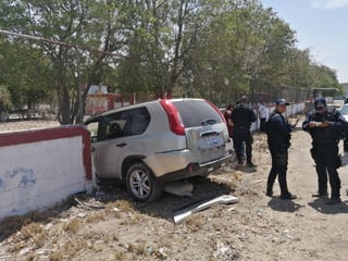 Los hechos se registraron cerca de las 12:30 horas de este miércoles sobre el bulevar Ejército Mexicano, en los carriles de circulación de Lerdo a Torreón, a unos metros del bulevar Sánchez Madariaga.
