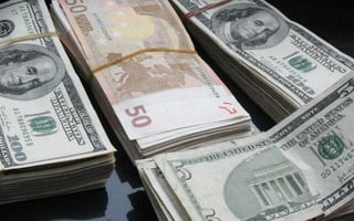 El tipo de cambio se ubicó en 24.63 pesos, repuntó 54 centavos en la primera jornada de abril. (ARCHIVO) 