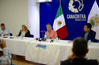 El gobernador Miguel Riquelme presidió ayer la reunión de trabajo para tomar acciones respecto al COVID-19 en la entidad.