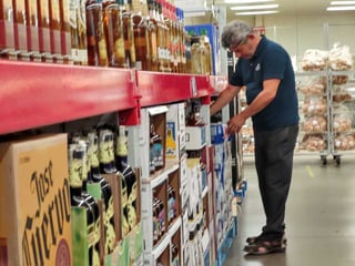 Algunos usuarios de distintos supermercados, aprovechando la quincena, decidieron comprar un poco más de cerveza. (EL SIGLO DE TORREÓN)