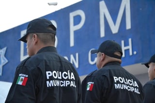 Serán los elementos de la Policía de Torreón quienes se encarguen de 'invitar' a la ciudadanía en las calles a que respeten la orden de resguardo domiciliario. (ARCHIVO)